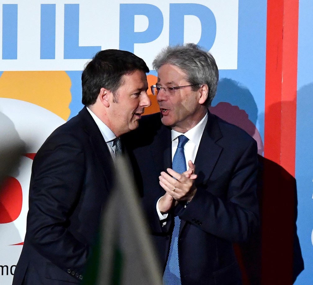 Ex-premie italiano e lA�der do Partido DemocrA?tico (A�esq.) e atual premiA? Paolo Gentiloni durante evento eleitoral (Foto: Ettore Ferrari/ANSA via AP)