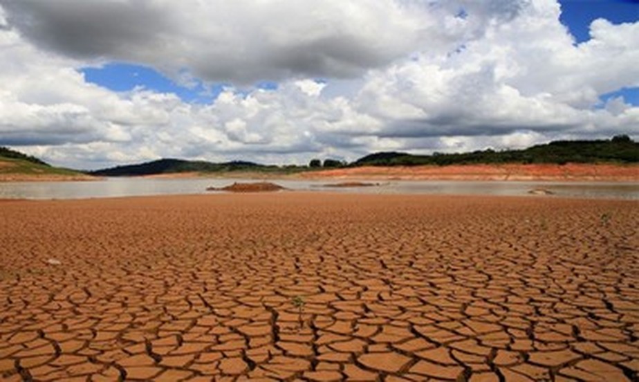 Sistema Cantareira, que abastece cerca de 9 milhões de habitantes da Região Metropolitana de São Paulo, durante a seca de 2014