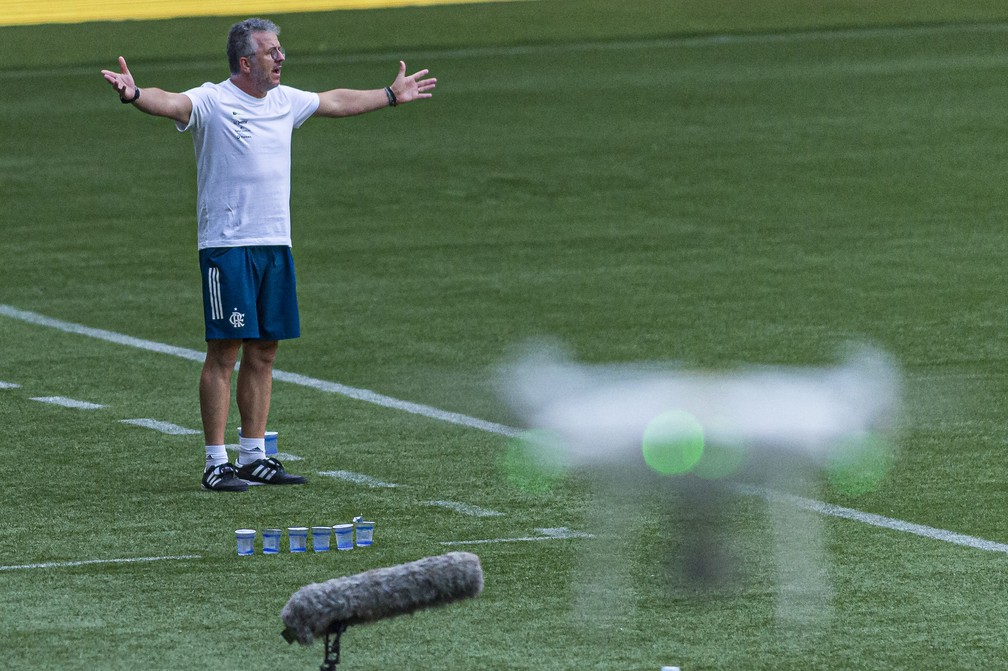 Jordi Guerrero, de bermuda e camisa casual, na partida contra o Palmeiras — Foto: ANDERSON LIRA/FRAMEPHOTO/ESTADÃO CONTEÚDO