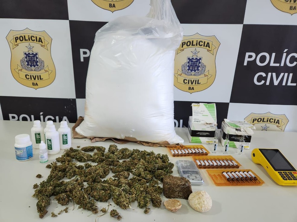 Porções de maconha e crack foram apreendidas em casa de alta padrão — Foto: Divulgação/Ascom PC