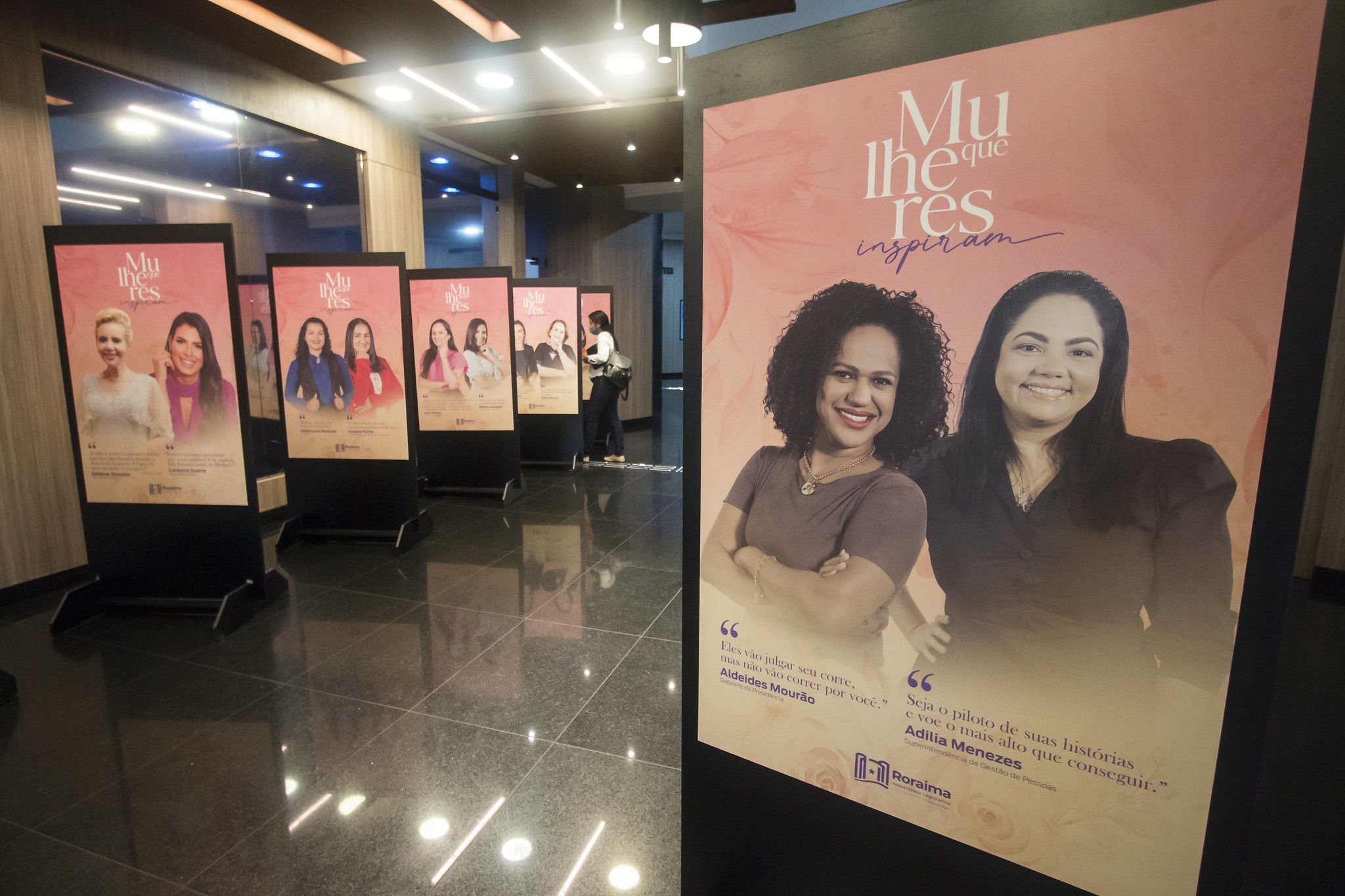 Exposição fotográfica homenageia parlamentares e servidoras do Poder Legislativo