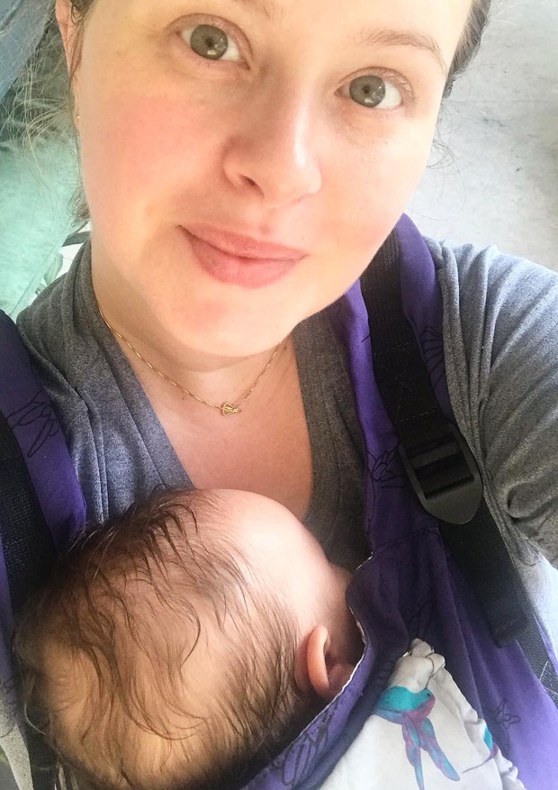 Mari Bridi posa com recém-nascido como canguru (Foto: Reprodução/Instagram)