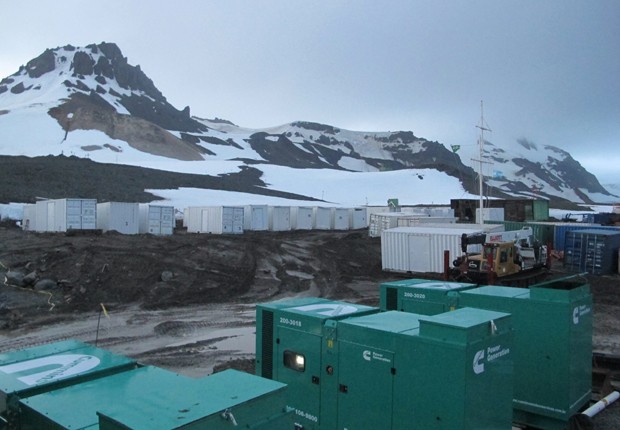 Contêineres que formarão o Módulo Antártico Emergencial, para abrigar cientistas e militares no continente gelado (Foto: Eduardo Carvalho/G1)