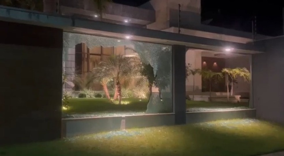 Muro da casa de prefeito é depredado em MT — Foto: Reprodução 