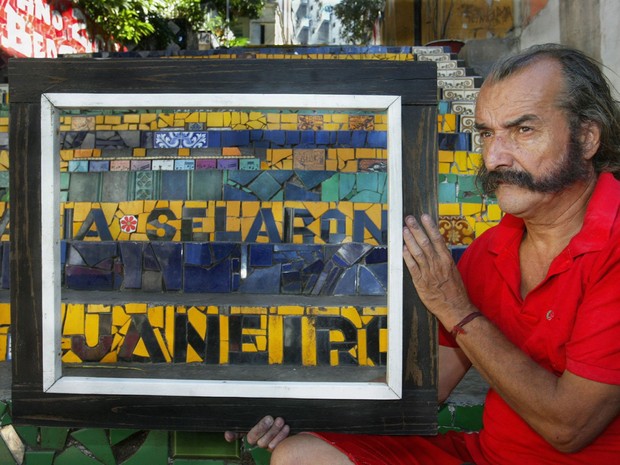 O artista plástico chileno Jorge Selarón, de 65 anos, em foto de 2003 (Foto: Marcos Ramos / Agência O Globo)