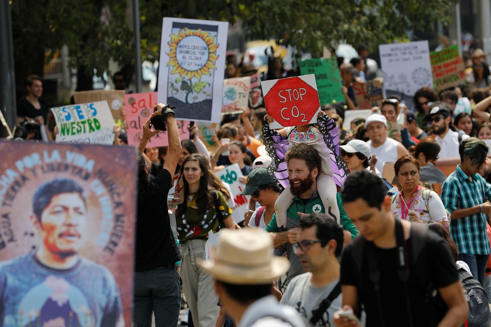 Protesto pelo clima na Cidade do México nesta sexta (20). — Foto: REUTERS/Carlos Jasso