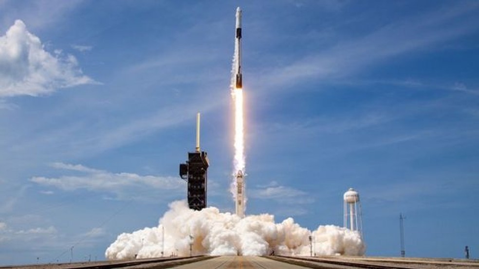 O foguete Falcon 9 e a cápsula Crew Dragon, da Space X, iniciaram uma nova fase do programa espacial americano — Foto: Getty Images via BBC