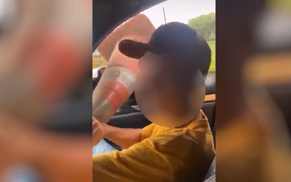 Jovem furta cone da Polícia Rodoviária Estadual na GO-070, na saída para Inhumas, Goiás — Foto: Reprodução/TV Anhanguera