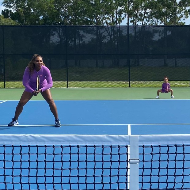 Serena Williams e Olympia combinam looks e poses durante partida de tênis (Foto: Reprodução/Instagram )