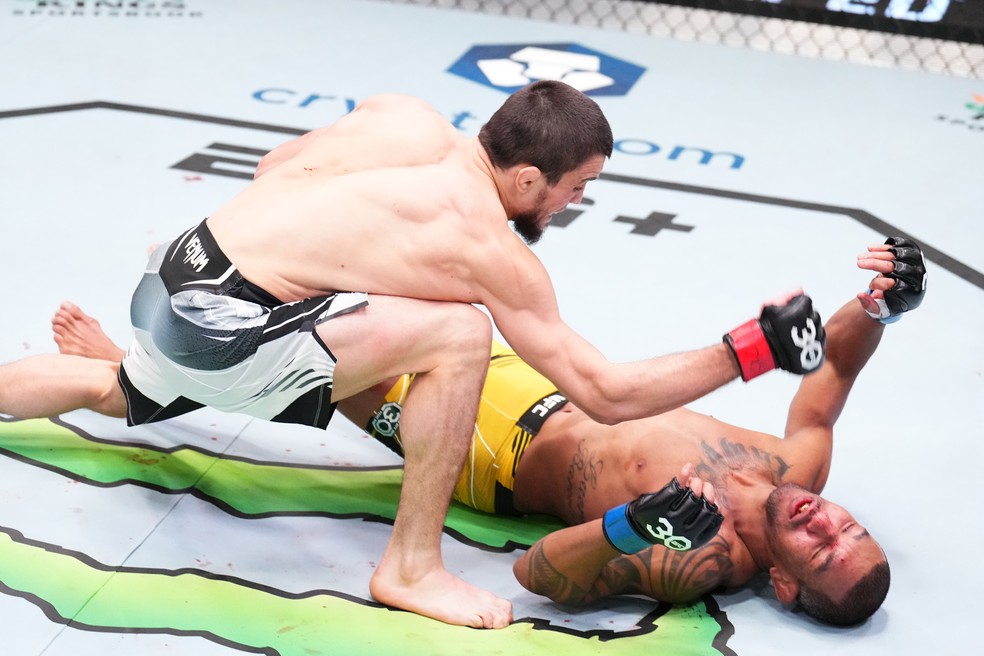 Umar Nurmagomedov venceu Raoni Barcelos por nocaute aos 4min40s do R1 — Foto: Getty Images