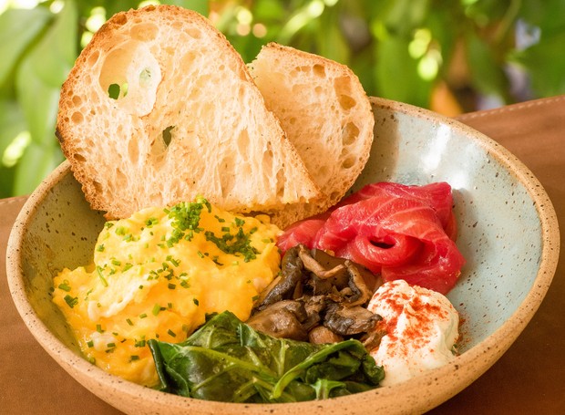 Receita de café da manhã com ovos, salmão, cogumelos e coalhada (Foto: Divulgação)