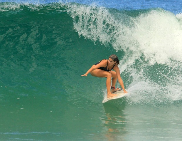Isabella Santoni surfa com namorado (Foto:  JC Pereira /  AgNews)