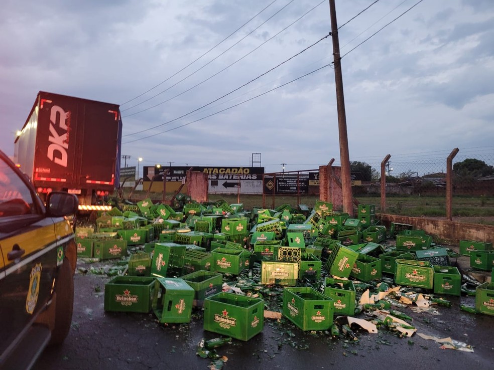 Carga de cerveja caída na pista em Marília — Foto: Polícia Rodoviária Federal/Divulgação