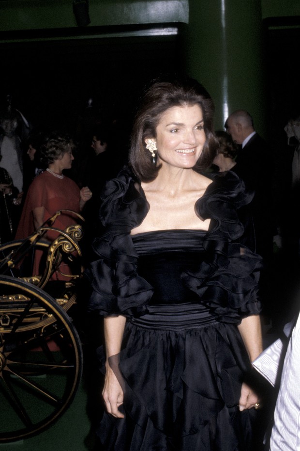Jackie Kennedy no Met Gala 1979, com vestido Valentino (Foto: Getty Images)