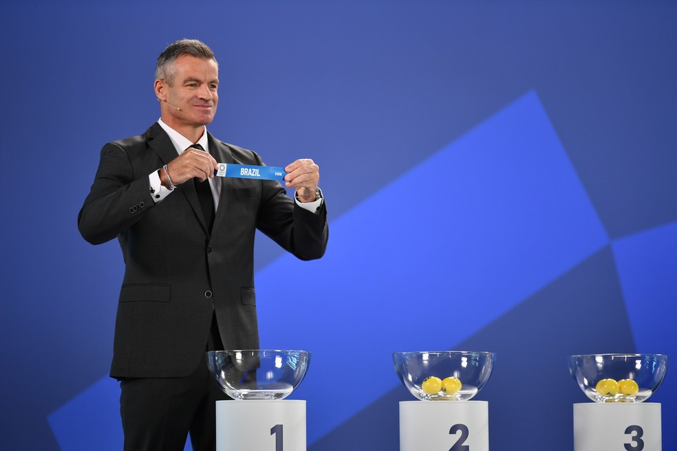 Ryan Nelsen após sorteio da bolinha com o nome do Brasil — Foto: Divulgação/Fifa