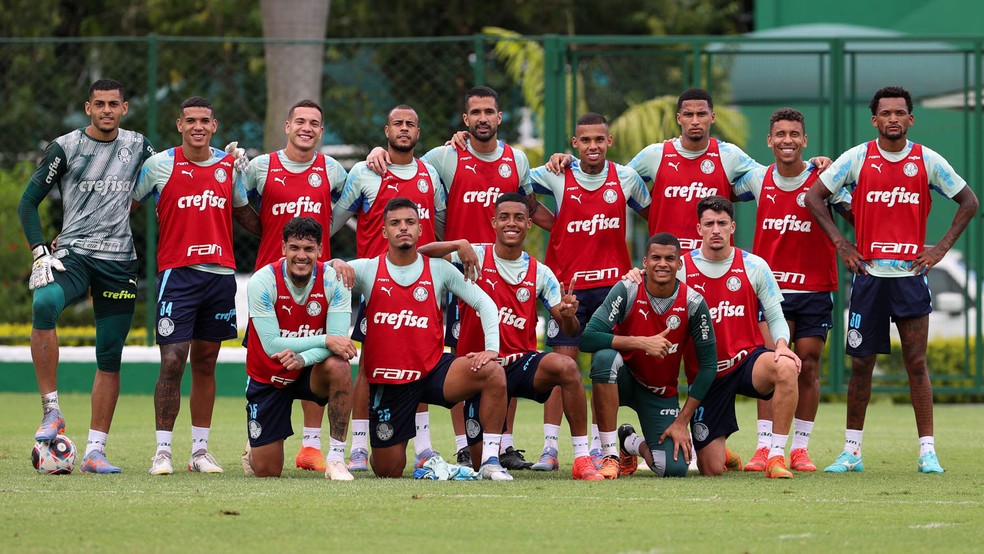 Jogadores do Palmeiras posam para foto em atividade na Academia de Futebol — Foto: Cesar Greco/Palmeiras
