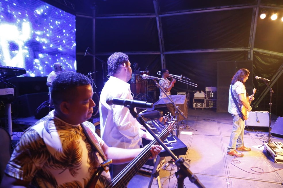 Bruno Benitez & Banda se apresentando no Portal da Amazônia, em Belém. — Foto: Fernando Sette / Comus
