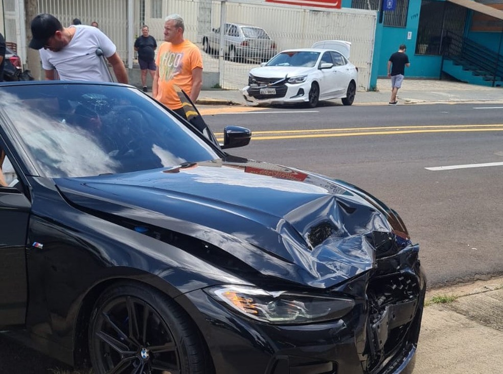 Ao fundo, um dos carros atingidos pelo carro importado no acidente no centro de Marília — Foto: Arquivo pessoal