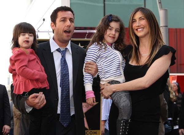 O ator Adam Sandler com a esposa e as filhas (Foto: Getty Images)