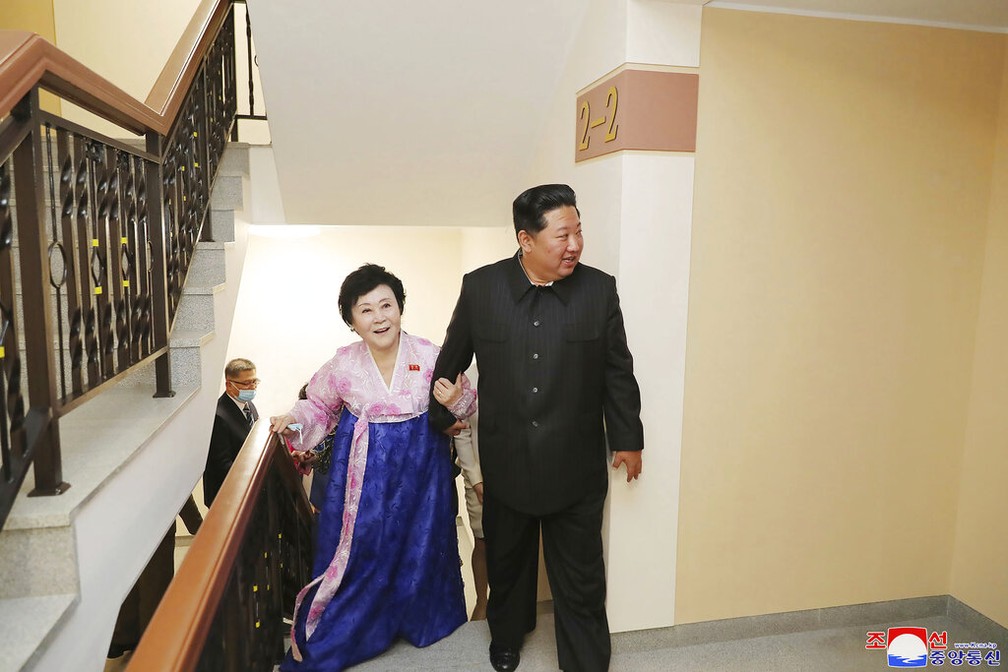 Kim Jong Un visita a nova casa da âncora Ri Chun Hi na Coreia do Norte em 14 de abril de 2022 — Foto: Korean Central News Agency/Korea News Service via AP