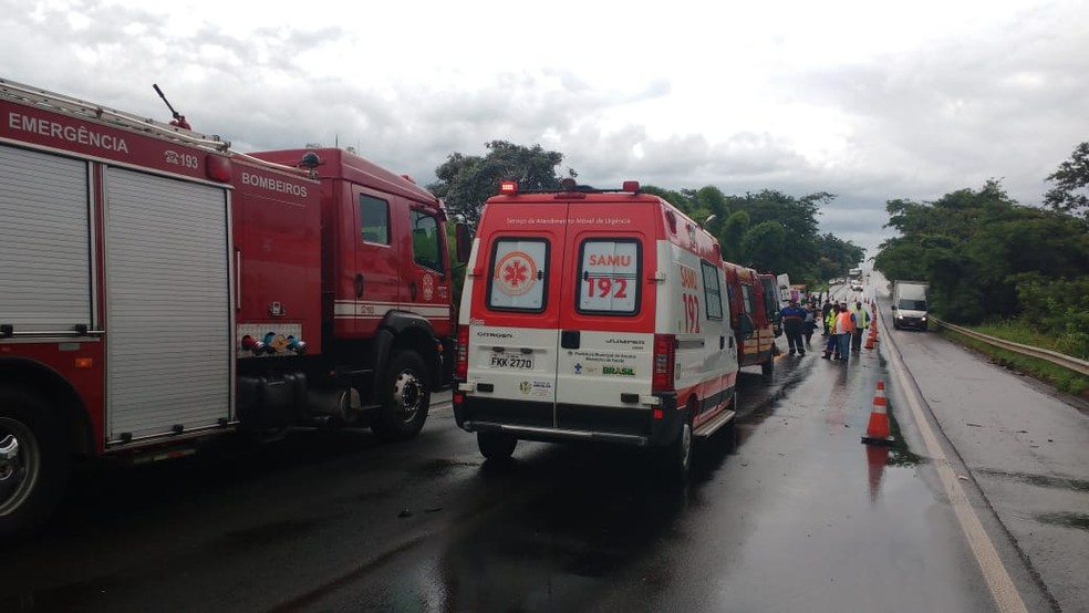 Samu foi acionado para atender acidente em Iacanga — Foto: Fernanda Ubaid/TV TEM