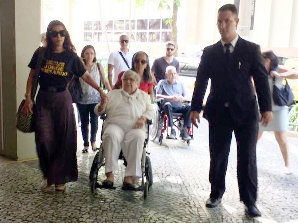 Hilda Rebello chega ao velório do filho — Foto: G1 Rio