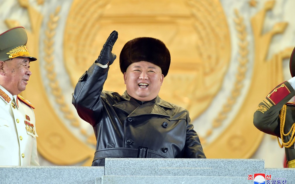 O líder norte-coreano Kim Jong-un acena em desfile para celebrar o oitavo Congresso do Partido dos Trabalhadores em Pyongyang, na Coreia do Norte, em 14 de janeiro — Foto: KCNA via Reuters