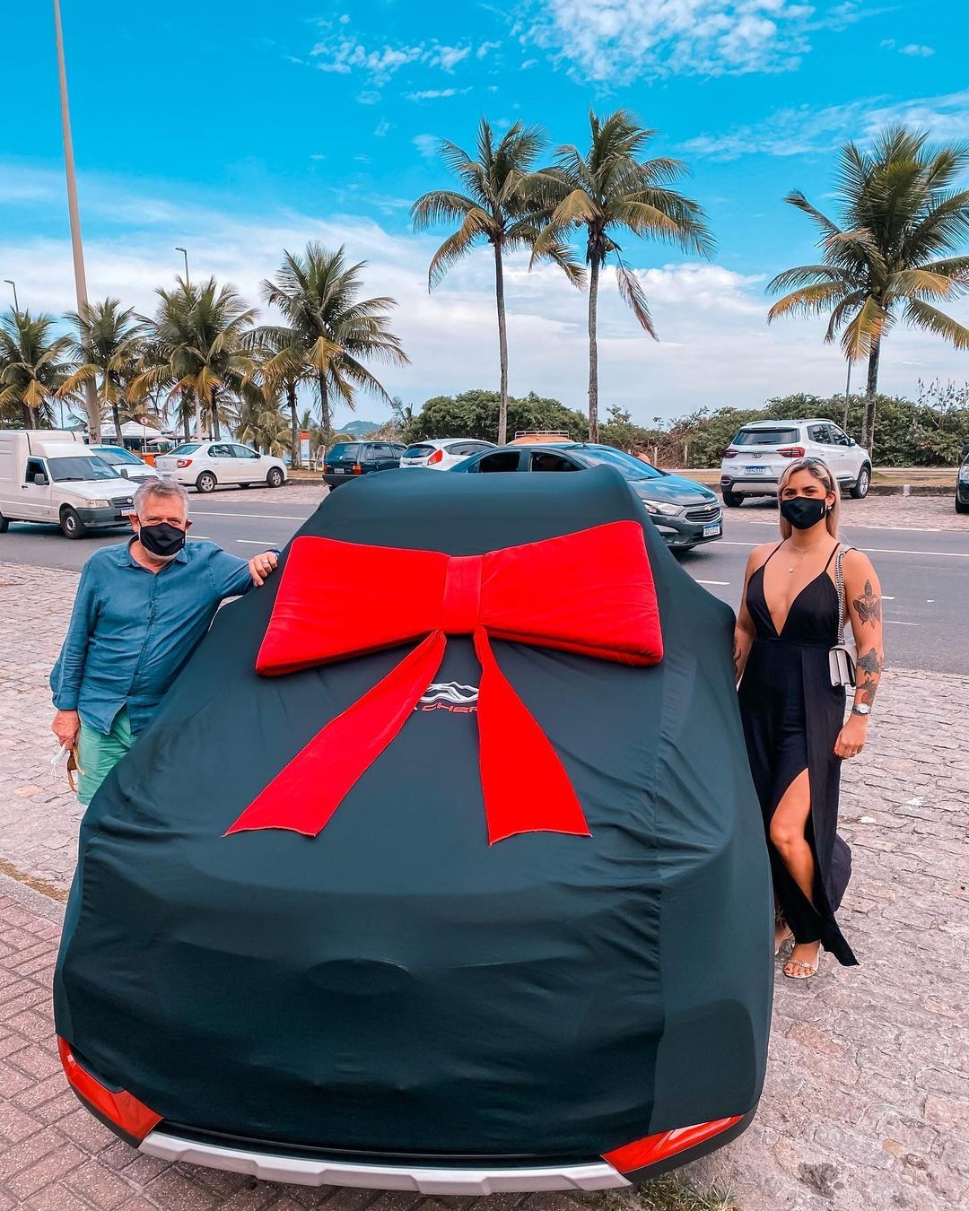 Ao lado de José de Abreu, Carolynne Junger celebra primeiro carro (Foto: Instagram)