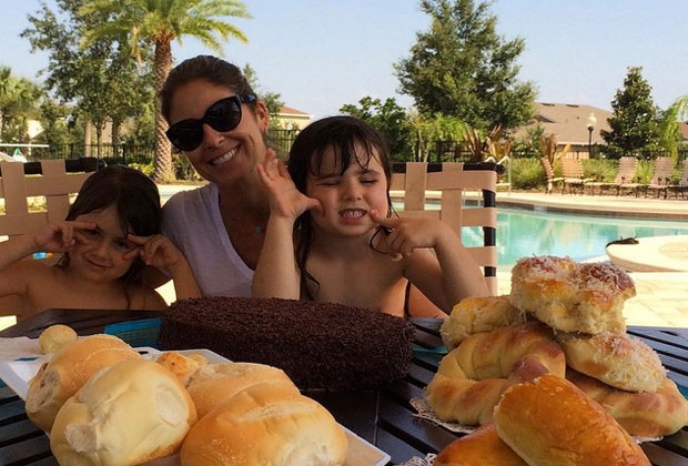 Patricia Maldonado e as filhas tomam café da manhã nos Estados Unidos (Foto: Reprodução/ Instagram)