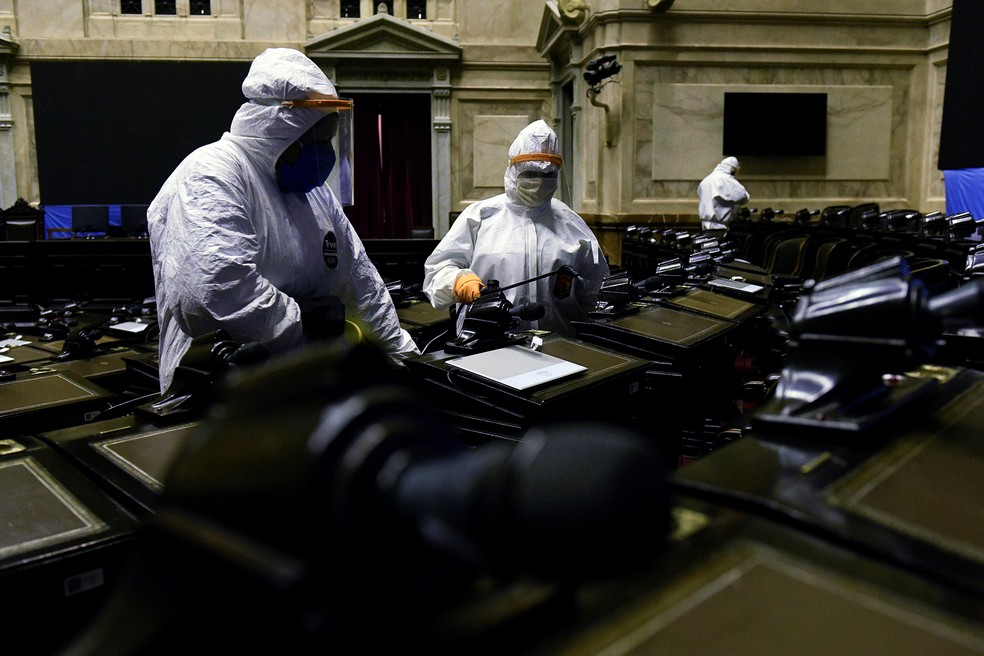 Congresso argentino, em Buenos Aires, é desinfectado, em 28 de junho de 2020 — Foto: Maximiliano Vernazza/Prensa Diputados/Via Reuters