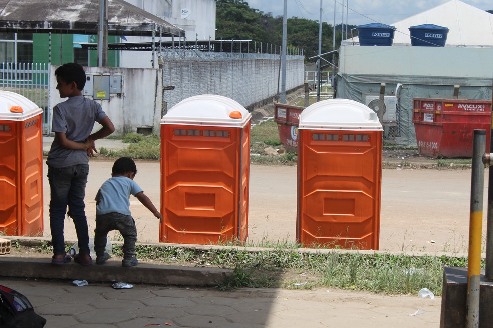Banheiros próximos de onde crianças brincam — Foto: Caíque Rodrigues/G1 RR