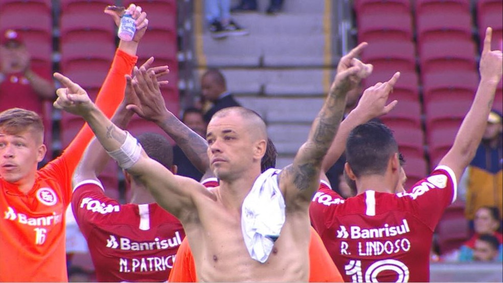 Após o jogo, D'Alessandro convocou o grupo para novo agradecimento no gramado — Foto: Reprodução / RBS TV