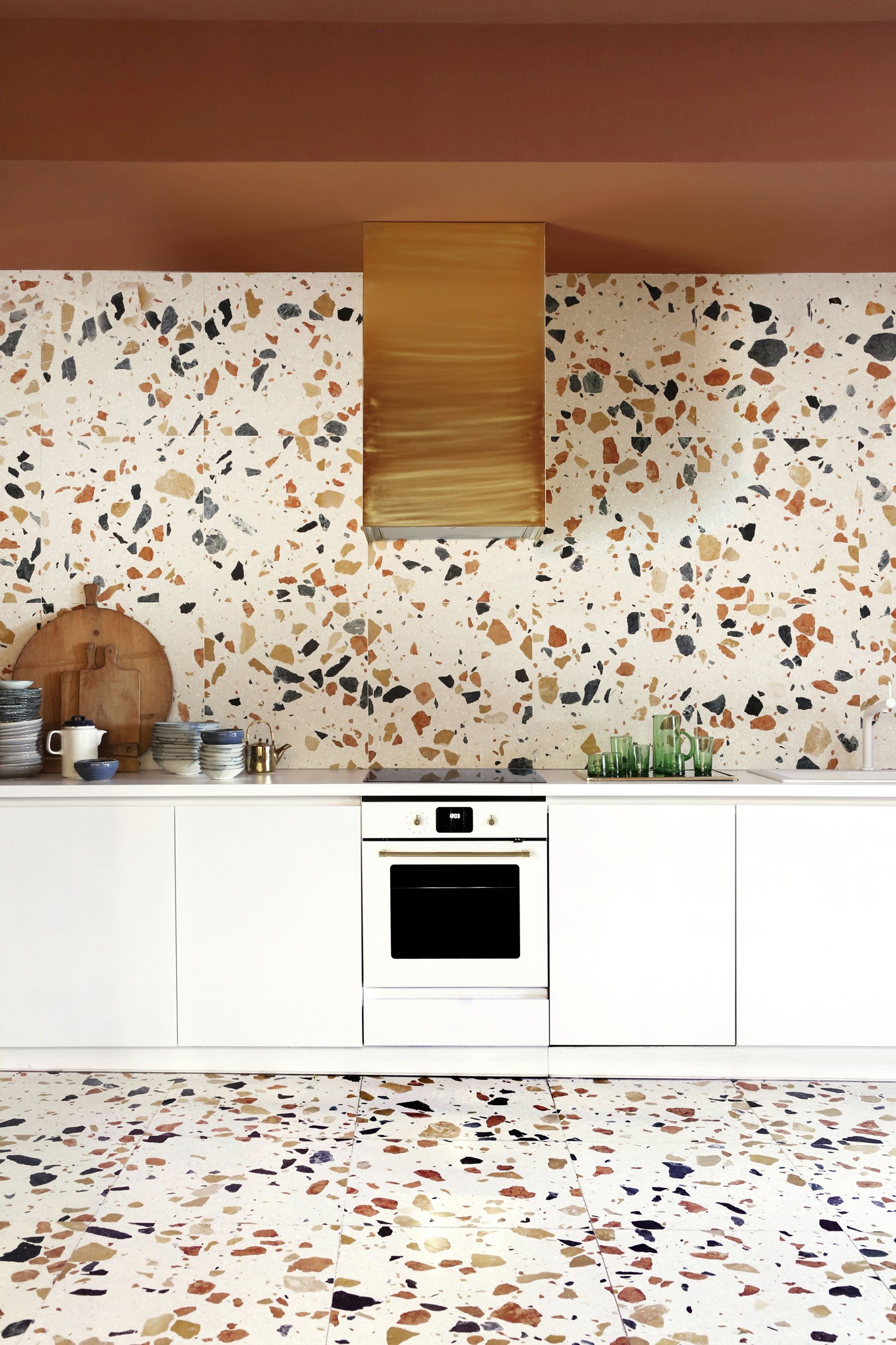 Décor do dia: marmorite preenche paredes e piso na cozinha (Foto: Divulgação)