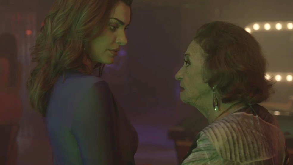 É Caetana que aconselha Leandra a fazer a proposta (Foto: TV Globo)