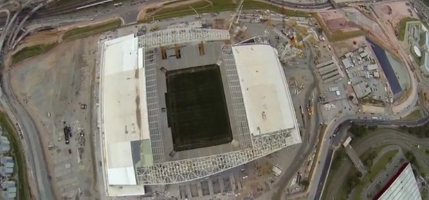 Imagens do Itaquerão, o estádio Corinthians, feitas por um drone (Foto: Reprodução/YouTube)