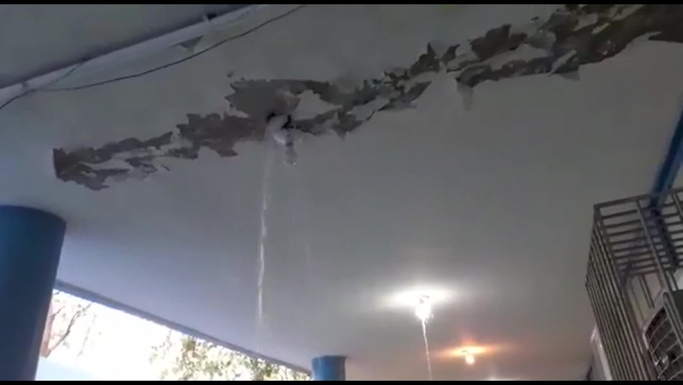 No Centro Municipal de Saúde Dr. Alvimar Carvalho, em Pedra de Guaratiba, a água escorreu do teto no local onde os pacientes aguardam por atendimento. — Foto: Reprodução/ TV Globo