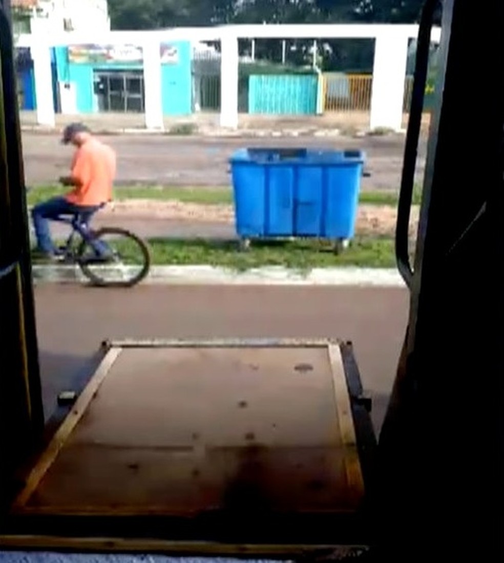 Flagrante foi feito na linha 090 â Foto: ReproduÃ§Ã£o/TV Anhanguera