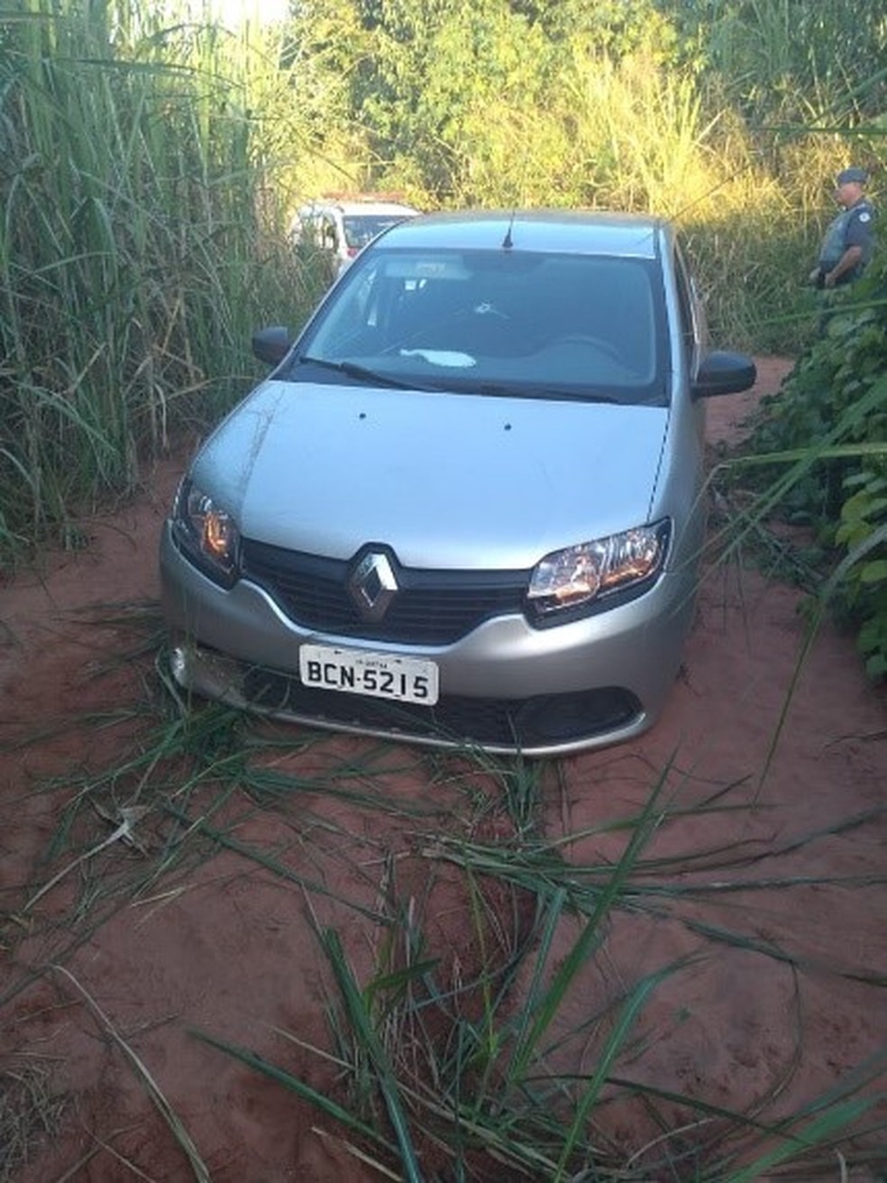 Dupla desobedeceu a ordem de parada da Polícia Militar e fugiu por uma estrada rural em Assis — Foto: Policia Militar/Divulgação 