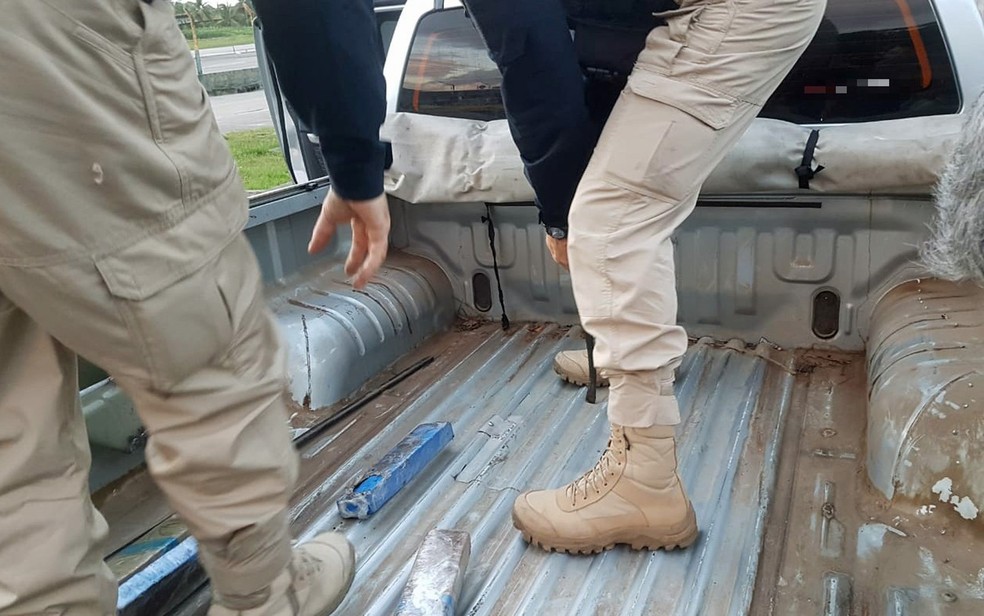 Droga estava escondida em compartimento na carroceria de caminhonete, na Zona da Mata de Pernambuco — Foto: PRF/Divulgação