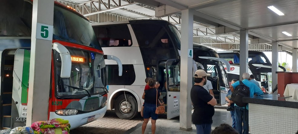 Ônibus parados em rodoviária de Ji-Paraná nesta sexta-feira — Foto: WhatsApp/Reprodução