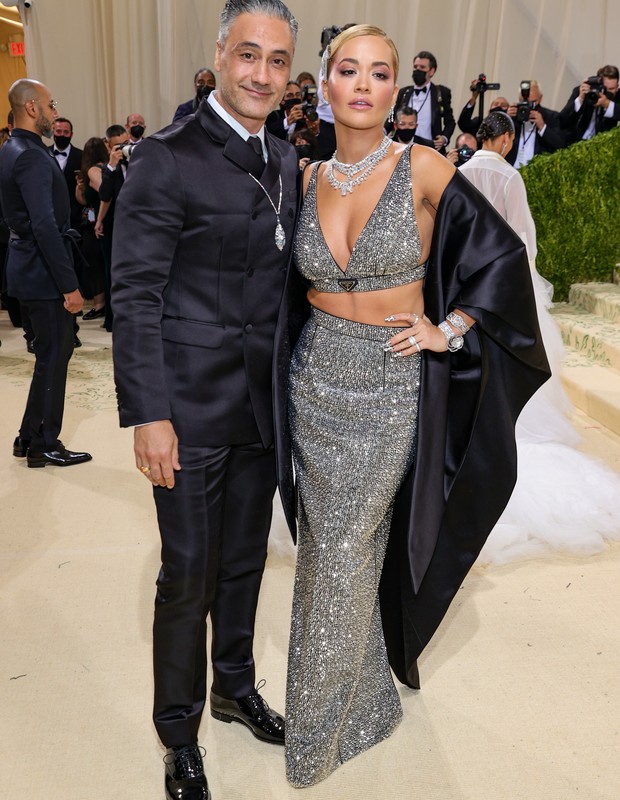 NEW YORK, NEW YORK - SEPTEMBER 13: Taika Waititi and Rita Ora attend The 2021 Met Gala Celebrating In America: A Lexicon Of Fashion at Metropolitan Museum of Art on September 13, 2021 in New York City. (Photo by Theo Wargo/Getty Images) (Foto: Getty Images)