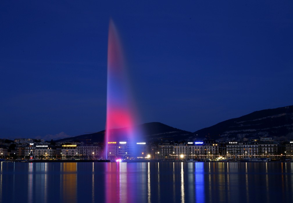 Fonte de água em Genebra, na Suíça, é iluminada com as cores da Inglaterra em homenagem às vítimas do atentado em Manchester (Foto: REUTERS/Denis Balibouse)