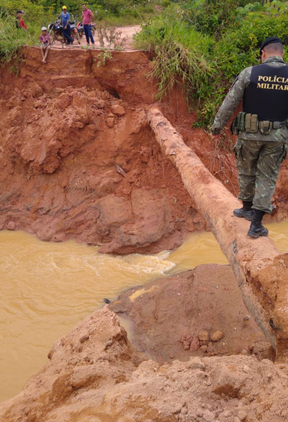 Água, areia e argila vazaram após rompimento de barragem em Machadinho D'Oeste.  — Foto: Divulgação/Polícia Ambiental