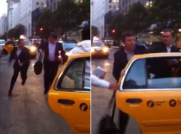 Dois homens foram flagrados brigando por um táxi na cidade de Nova York. (Foto: Reprodução)