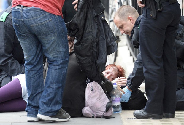 Manifestante anti-G8 é detida durante protesto nesta terça-feira (11) na região central de Londres (Foto: Reuters)