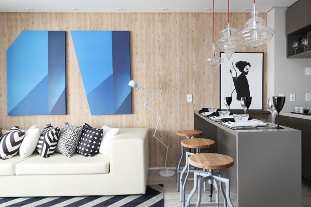 Apartamento tem painel retrátil que integra ambientes conforme a necessidade (Foto: Mariana Orsi)