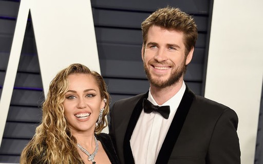 Miley Cyrus vai lançar música sobre fingir na cama com Liam Hemsworth, diz jornal