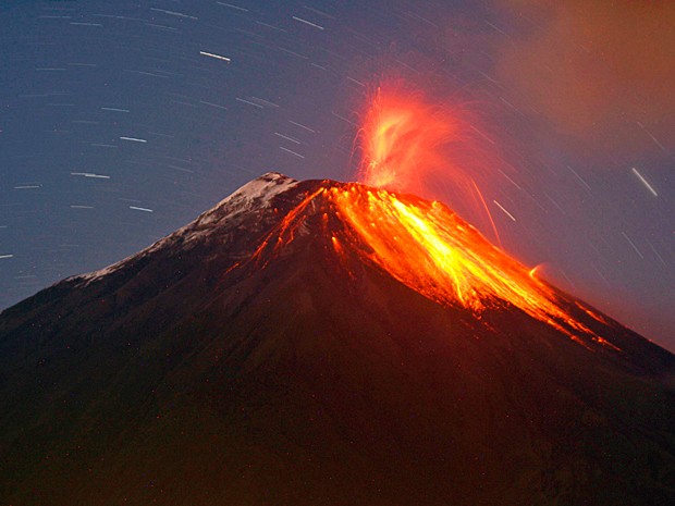 O vulcão em erupção neste domingo (31/8) no Equador (Foto: Carlos Campania/Reuters)
