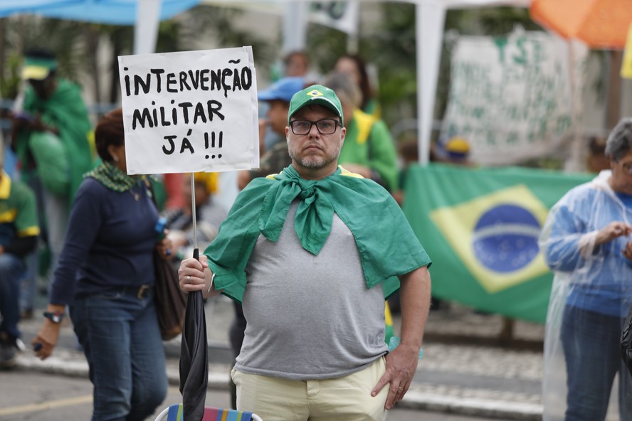 Bolsonarista pede 'intervenção militar' em frente ao Comando Militar do Leste