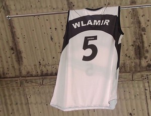 Camisa que Wlamir usava foi homenageada durante cerimônia no Tumiaru (Foto: Reprodução / TV Tribuna)